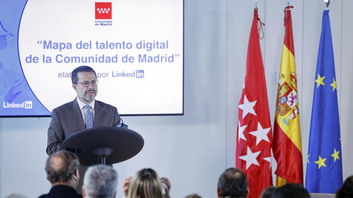 El consejero interviniendo en el escenario