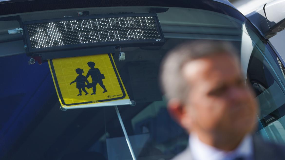 El consejero delante de un autobús escolar