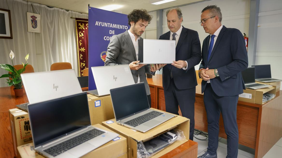 Imagen del artículo La Comunidad de Madrid entrega más de 800 equipos informáticos a municipios para mejorar sus servicios públicos