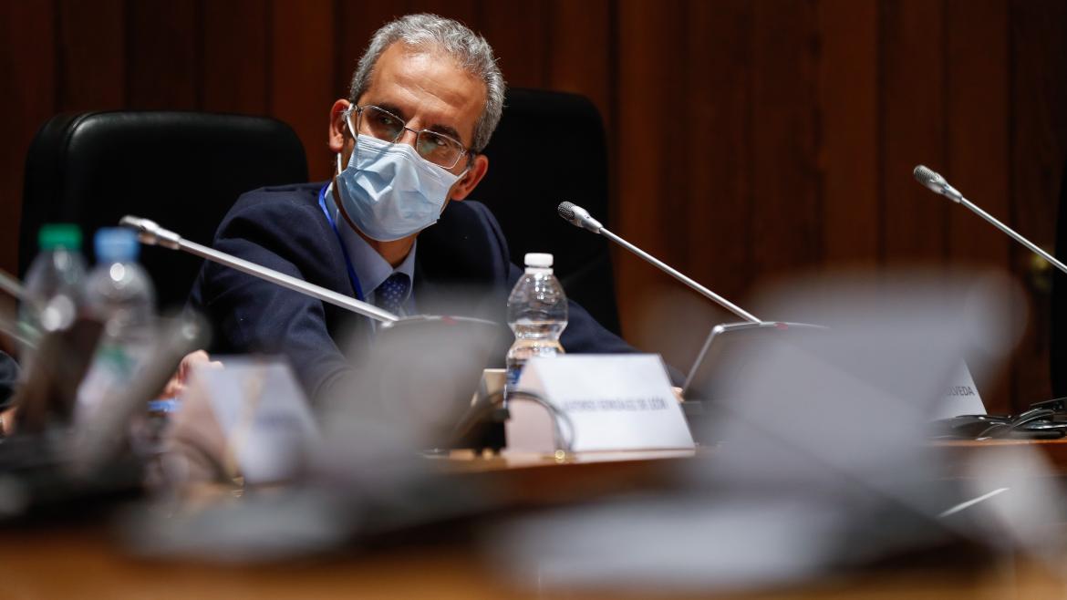 Luis Martínez hablando al micrófono
