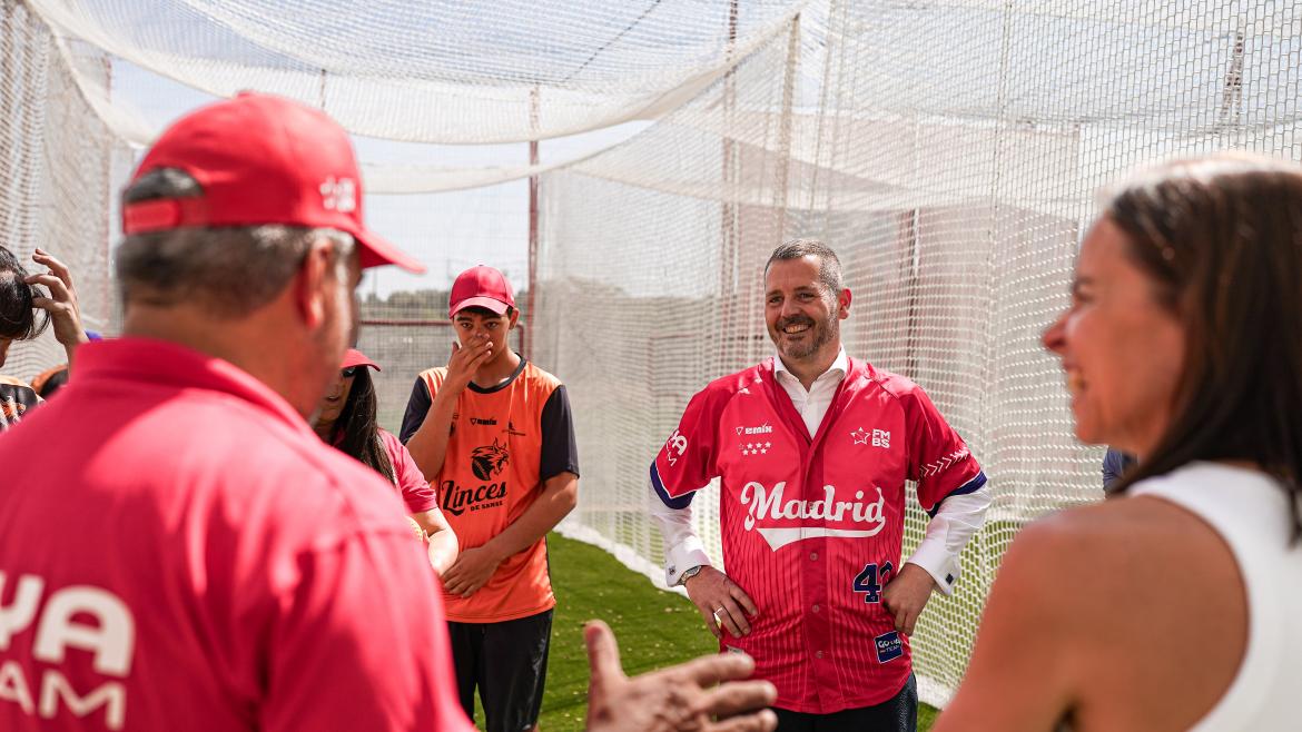 El consejero recorriendo las instalaciones