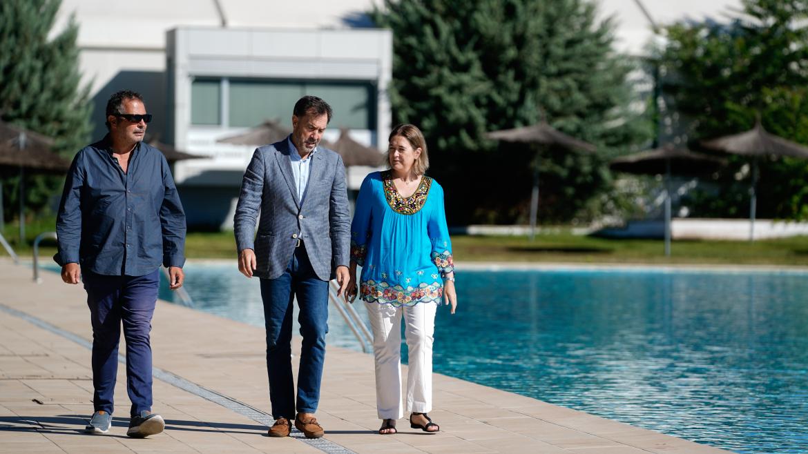 La consejera paseando por las instalaciones