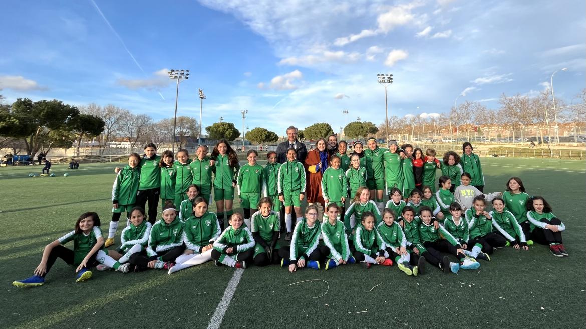 La consejera junto a algunos deportistas