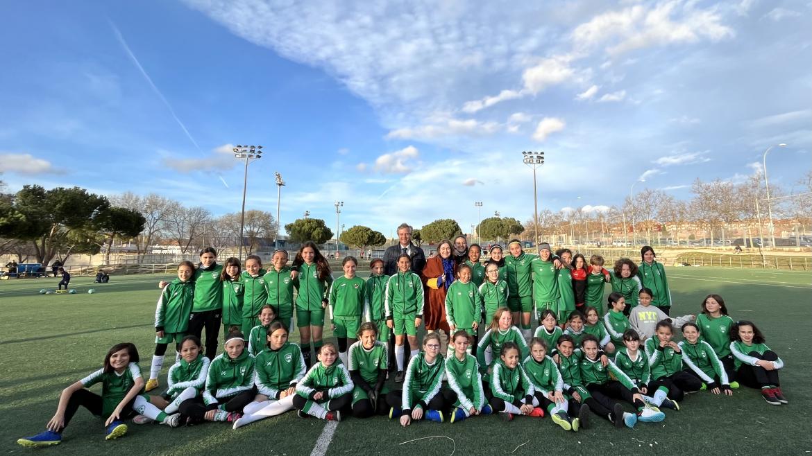 La consejera Marta Rivera de la Cruz ha asistido en Alcorcón al entrenamiento de dos equipos locales de fútbol sala femenino La consejera junto a algunos deportistas