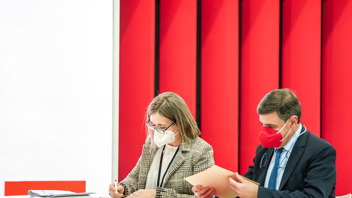 La consejera firmando el acuerdo junto al responsable de SEGITTUR