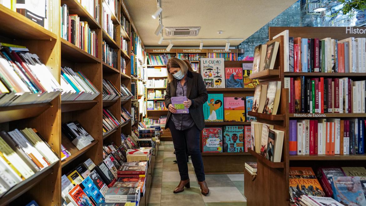 La consejera mirando libros en una librería