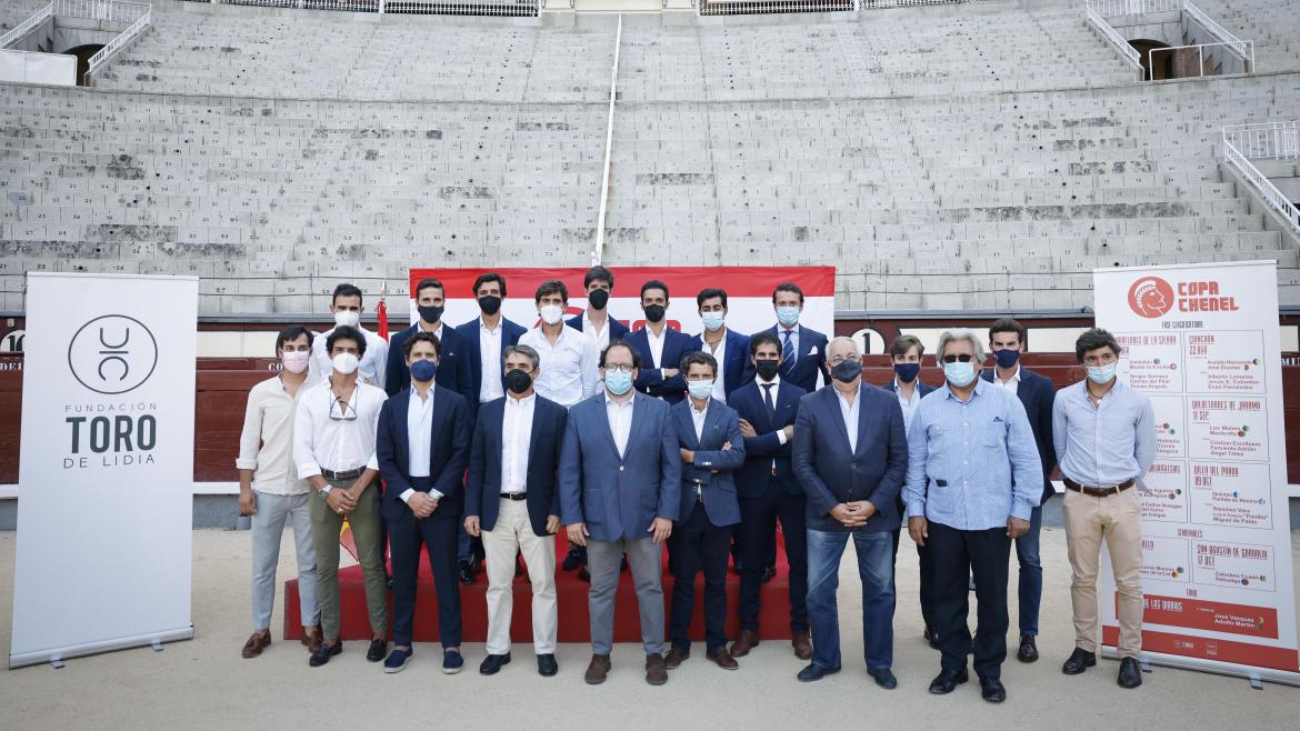 Participantes de la Fiesta del Toro posando en las ventas