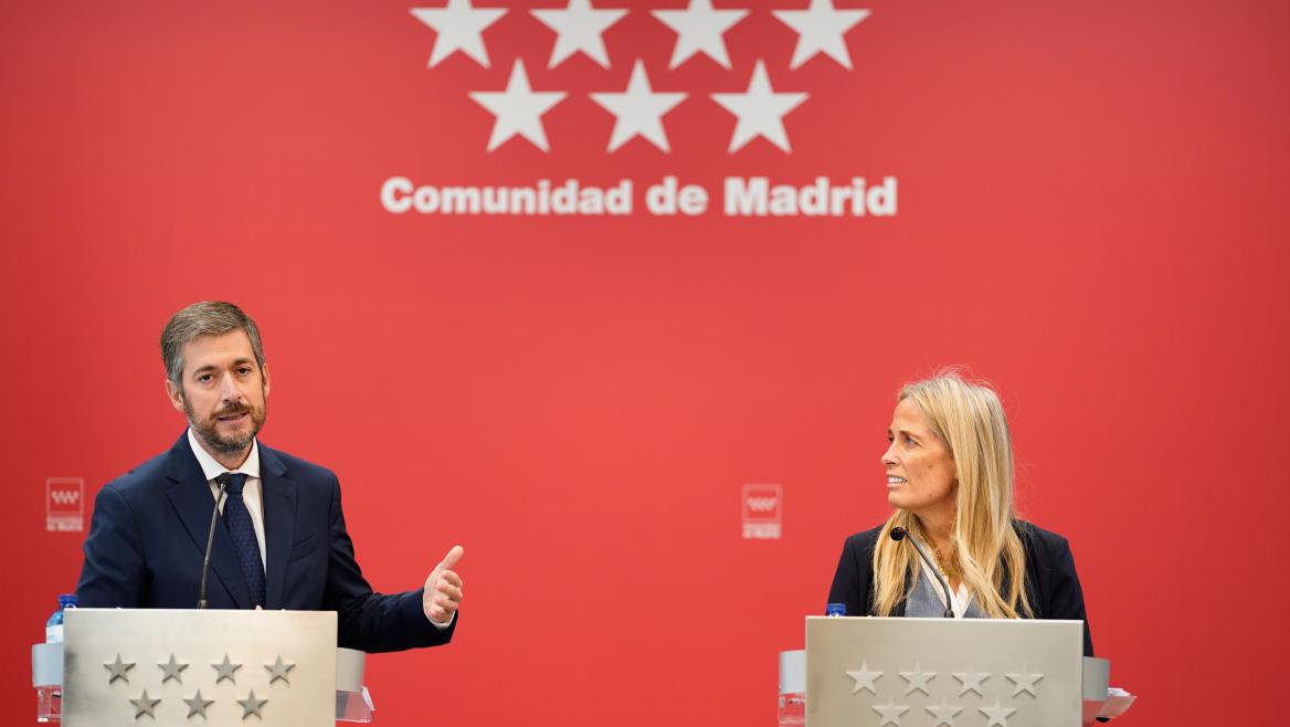Ambos consejeros en el escenario ante sus atriles