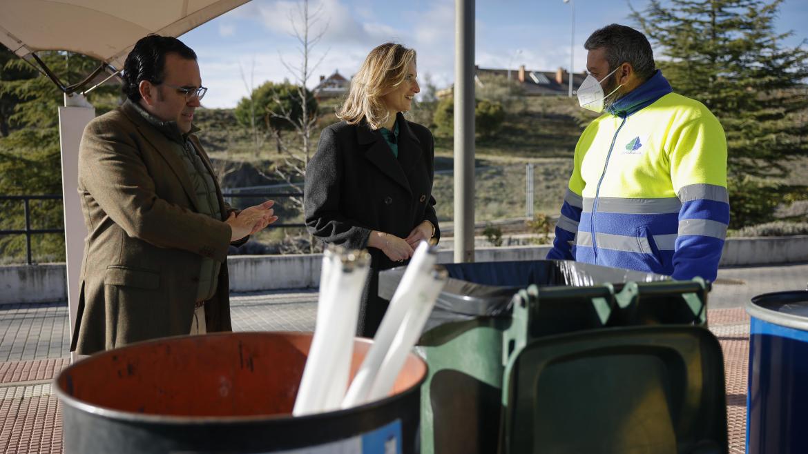 La consejera recorriendo las instalaciones junto a el alcalde