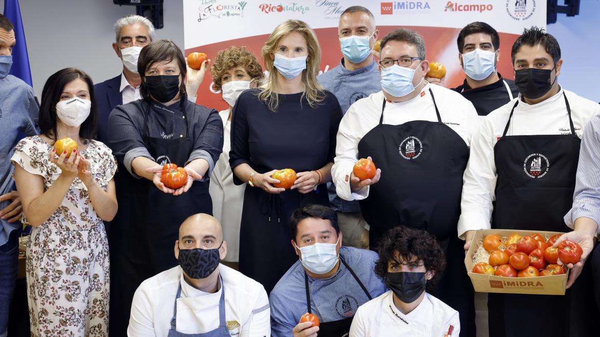Foto de familia con tomates en las manos
