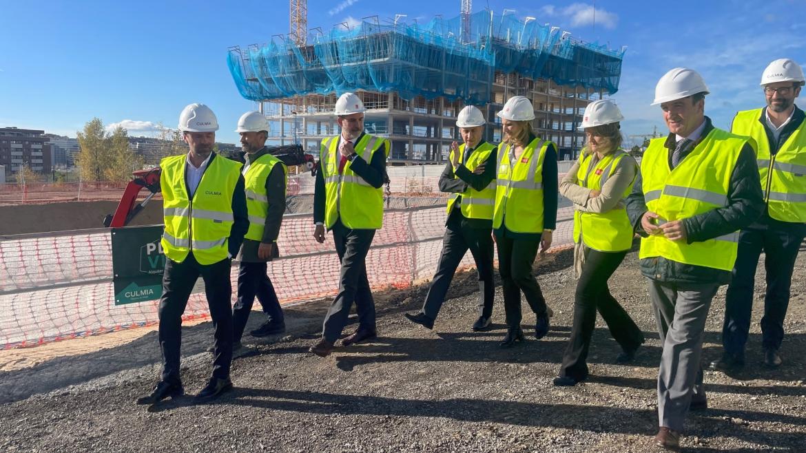 La consejera recorriendo las obras