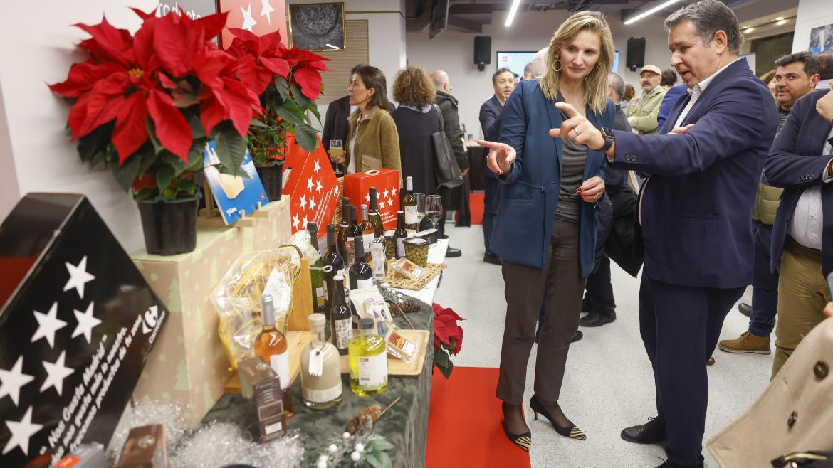 La Comunidad anima a los madrileños a consumir productos locales en Navidad La consejera mirando unos productos de Madrid