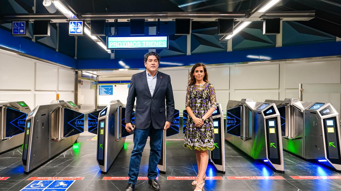 David Pérez y Silvia Roldán en los tornos de la estación de Metro de Gran Vía