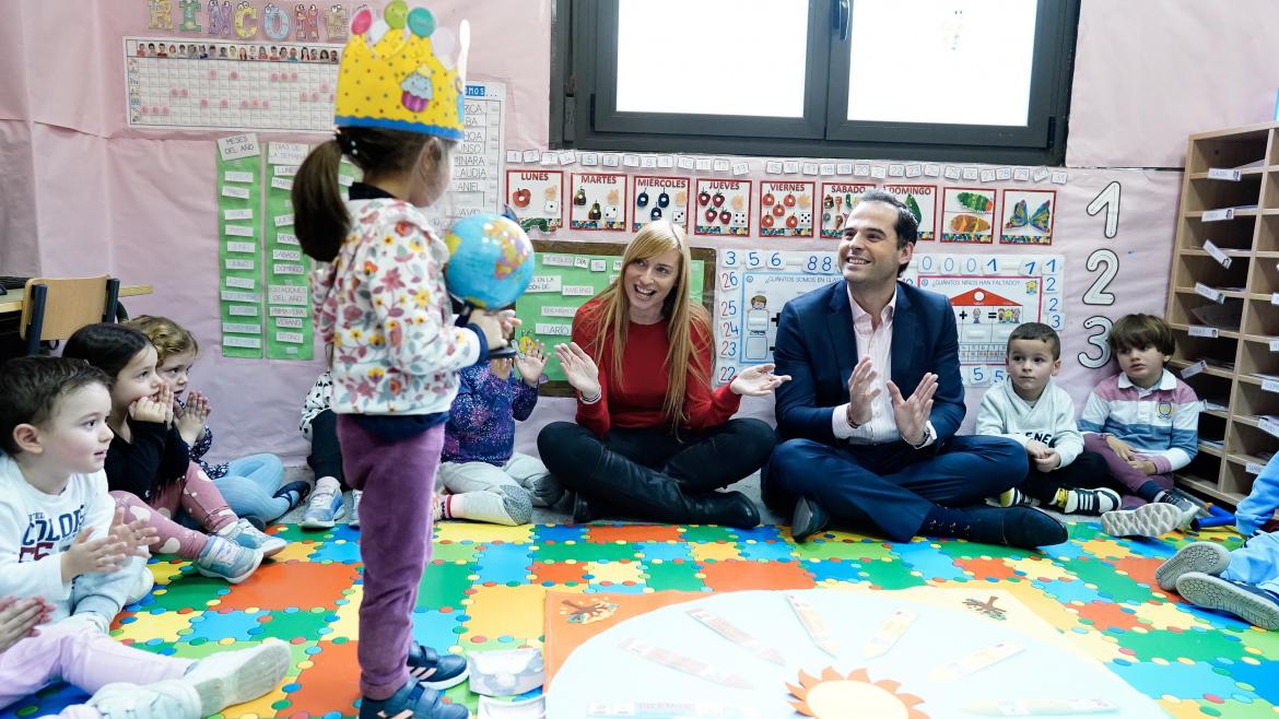 Aguado: “Es un orgullo que la mejor profesora de Infantil de España trabaje en un colegio público de la Comunidad de Madrid” Ignacio Aguado durante la visita
