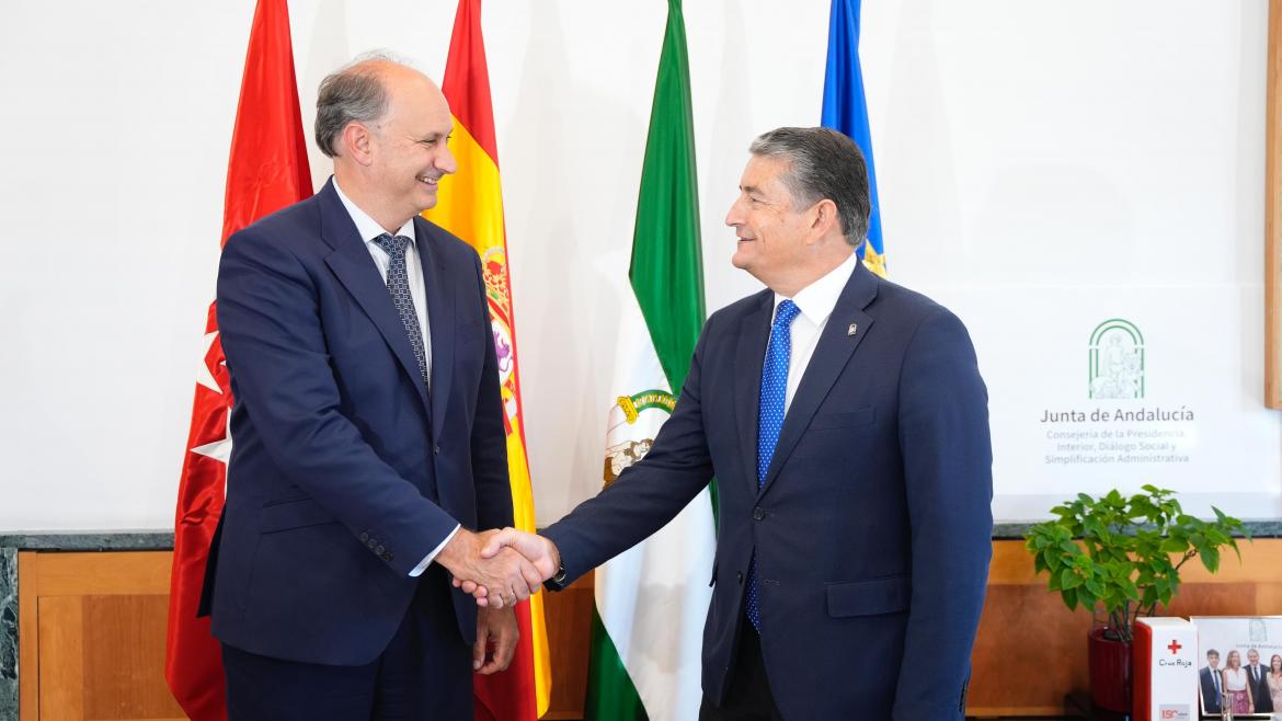 El consejero Miguel López-Valverde durante la reunión con el consejero de la Junta de Andalucía, Antonio Sanz