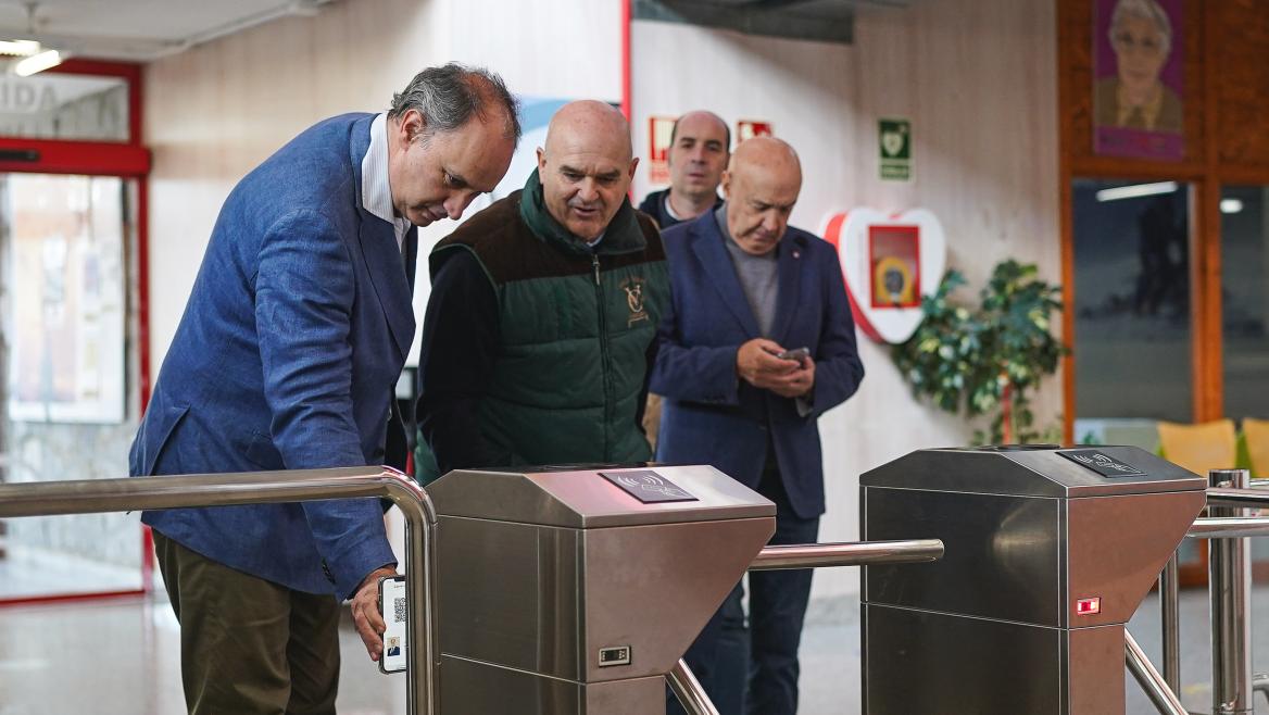 Miguel López-Valverde conoce los nuevos servicios digitales del Centro Deportivo Municipal de Moralzarzal