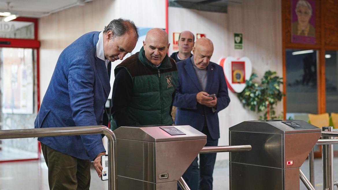 Miguel López-Valverde conoce los nuevos servicios digitales del Centro Deportivo Municipal de Moralzarzal