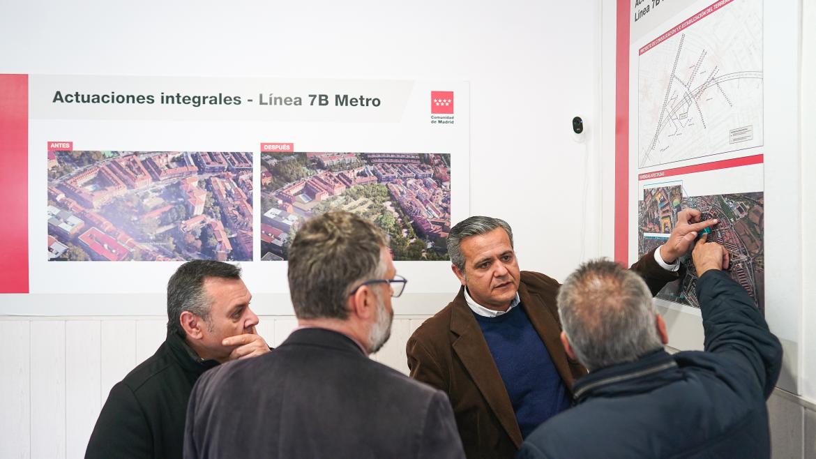 Rodrigo en la oficina de atención a los afectados por la línea 7b El consejero Jorge Rodrigo en San Fernando de Henares