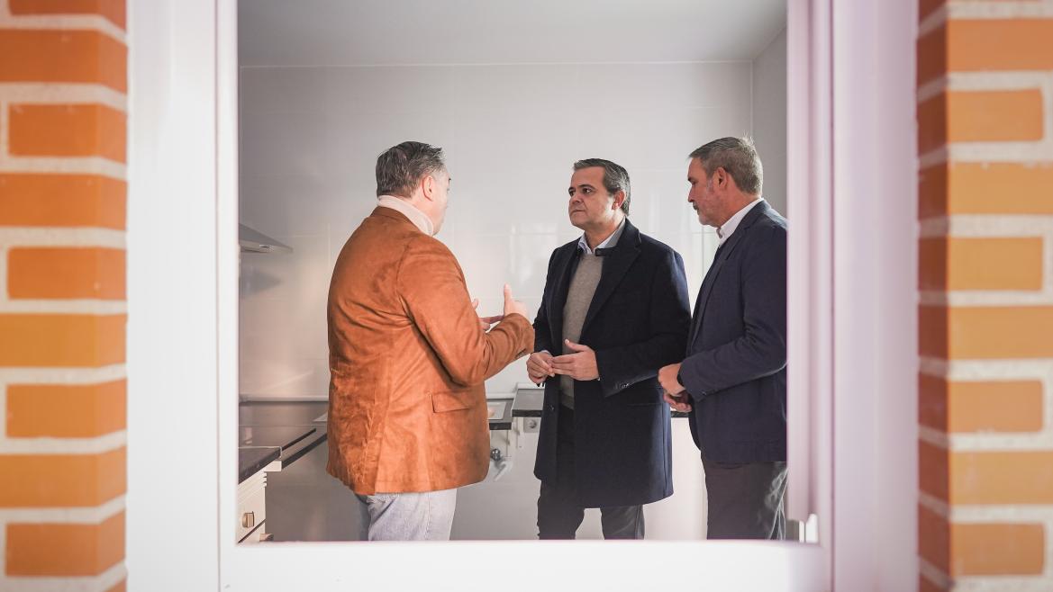 El consejero Jorge Rodrigo durante su visita a una vivienda social en San Blas-Canillejas 