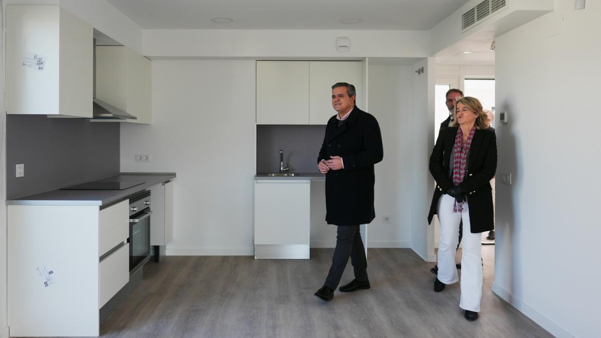 El consejero Jorge Rodrigo durante la entrega de nuevas viviendas del Plan Vive en Getafe
