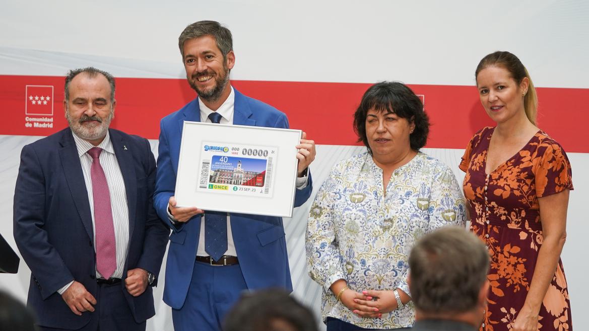 Los consejeros Miguel Ángel García Martín y Ana Dávila con el cupón de la ONCE dedicado al aniversario del Estatuto de Autonomía