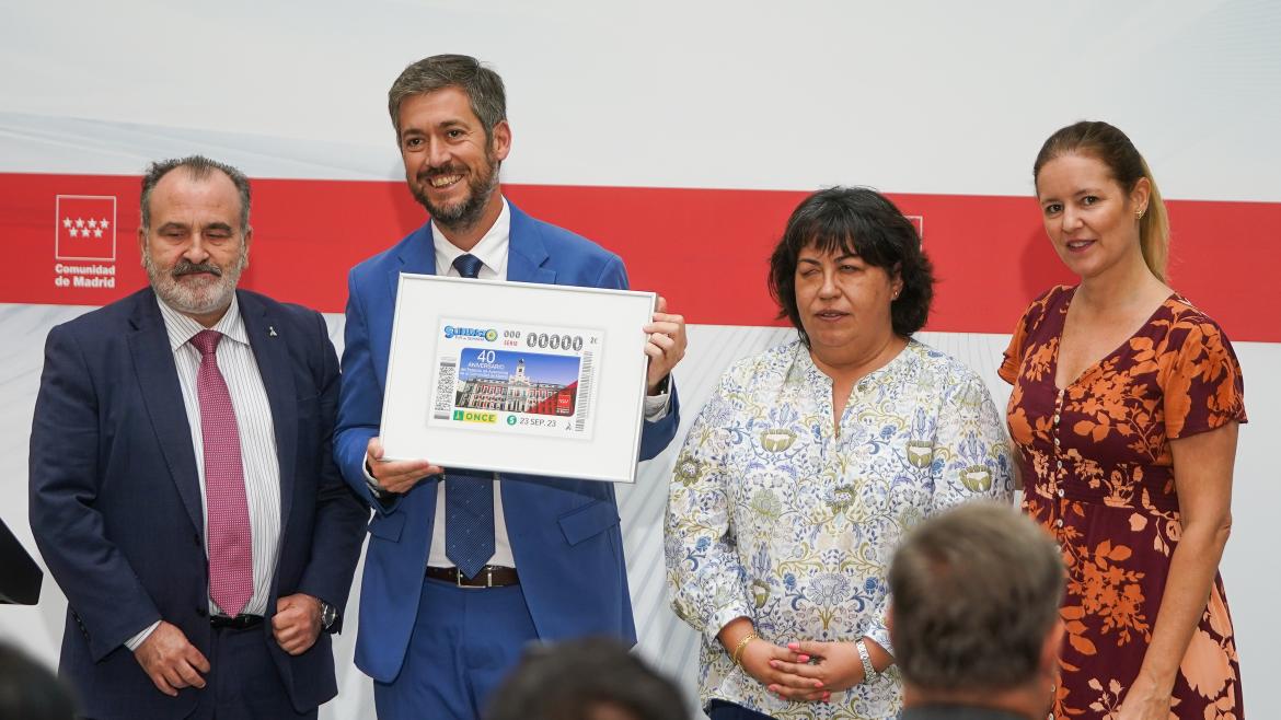 Los consejeros Miguel Ángel García Martín y Ana Dávila con el cupón de la ONCE dedicado al aniversario del Estatuto de Autonomía