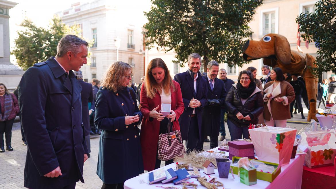 Imagen del artículo La Comunidad de Madrid inaugura en la Plaza de Pontejos un mercadillo navideño con artículos elaborados por entidades y productores locales
