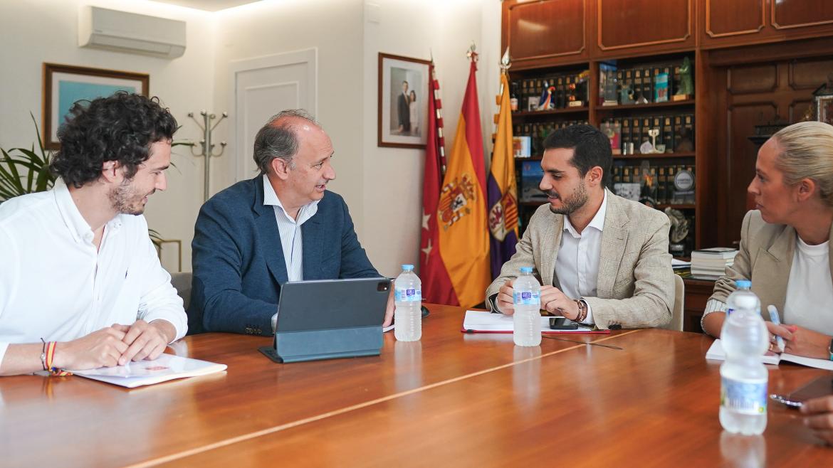 Miguel López-Valverde en la reunión con el alcalde de Torrejón de Ardoz, Alejandro Navarro