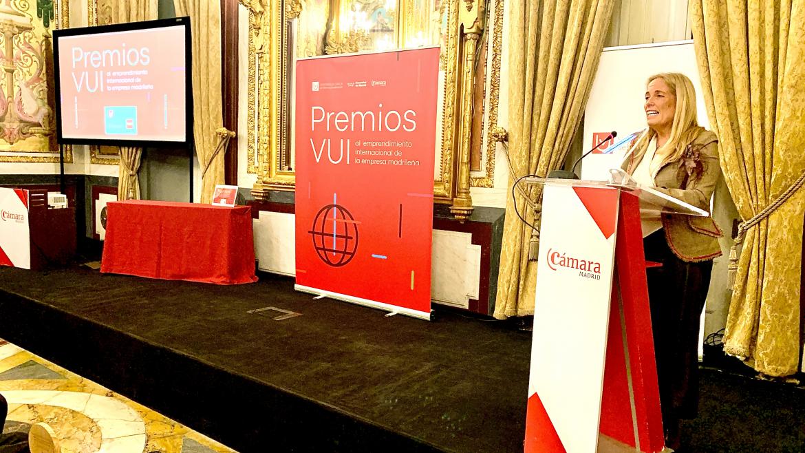 La consejera interviniendo en el atril