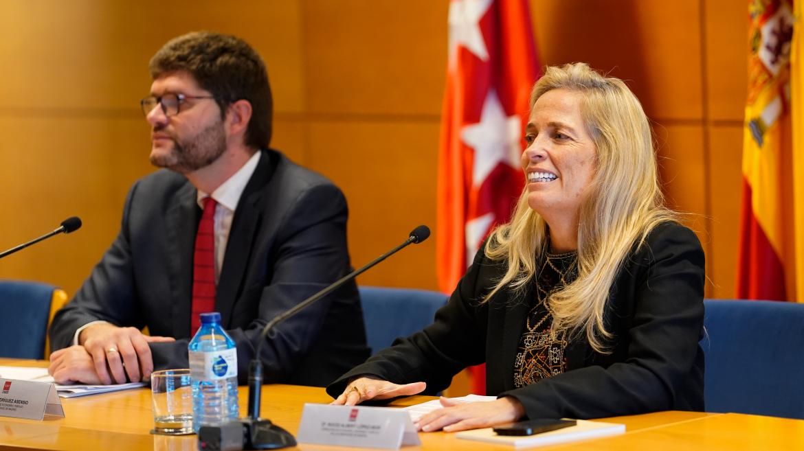 La consejera sentada a la mesa de la intervención