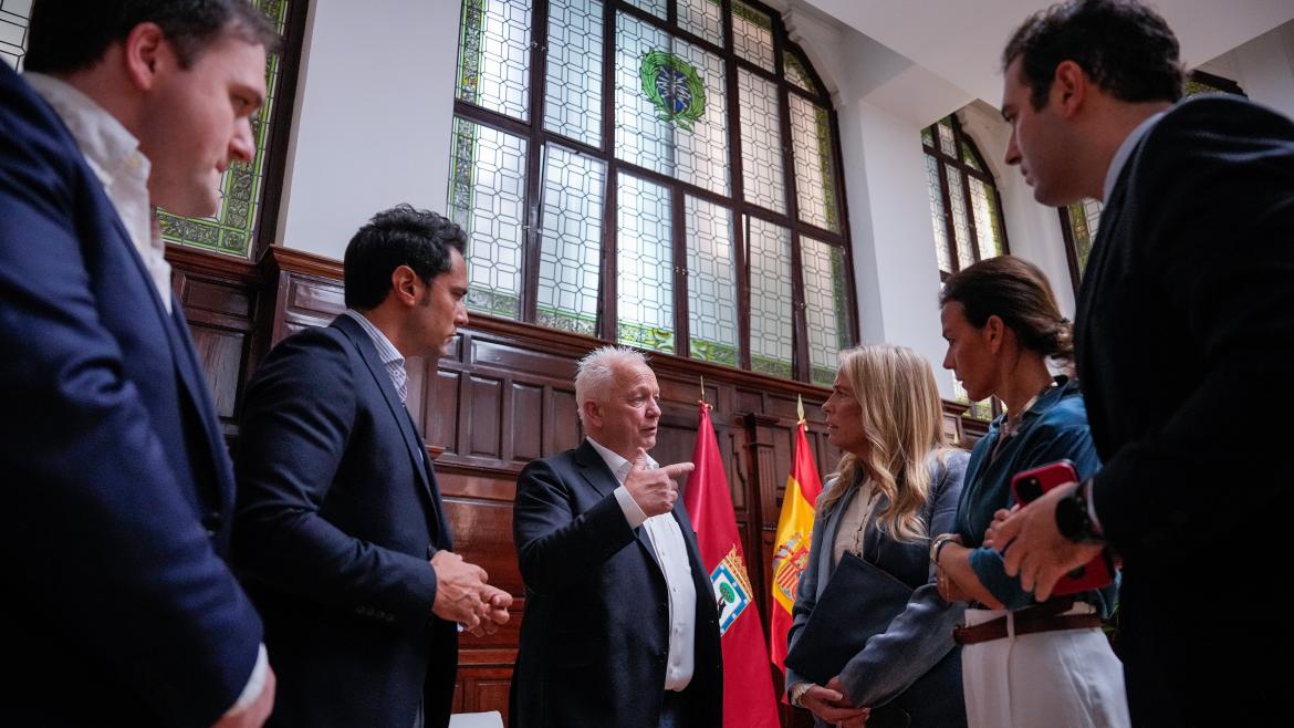 La consejera hablando con el CEO de la empresa