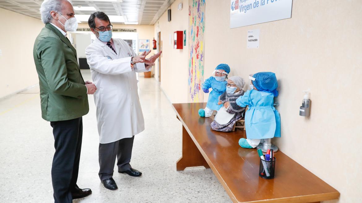 Personal sanitario enseña instalaciones al consejero de Sanidad