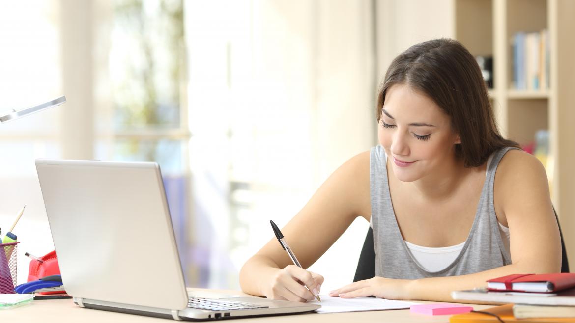 Mujer joven recibiendo formación con su ordenador