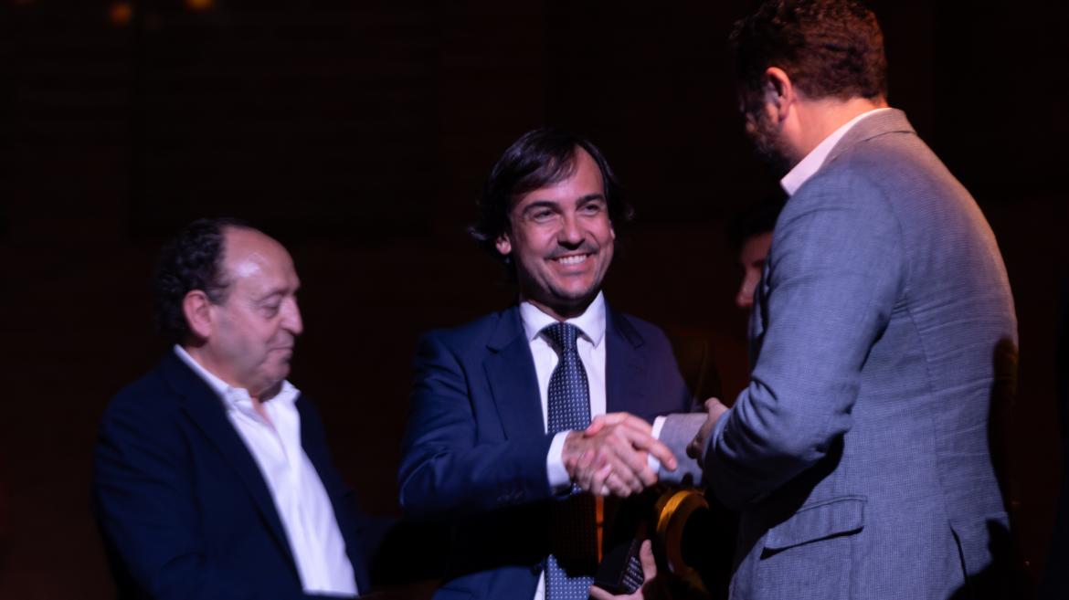 García recoge el reconocimiento a la Comunidad de Madrid en la Gala de los Premios Recicla la Noche El viceconsejero Rafael García en la Gala de los Premios Recicla la Noche