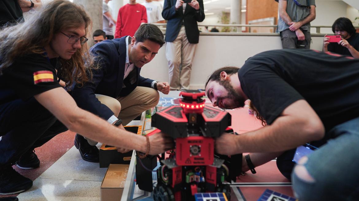 Emilio Viciana observa algunos de los proyectos de la competición de robótica Eurobot Spain