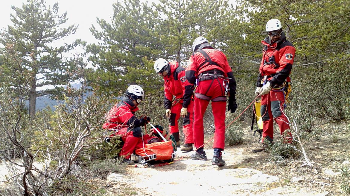 Imagen de bomberos del GERA realizando el rescate de una persona