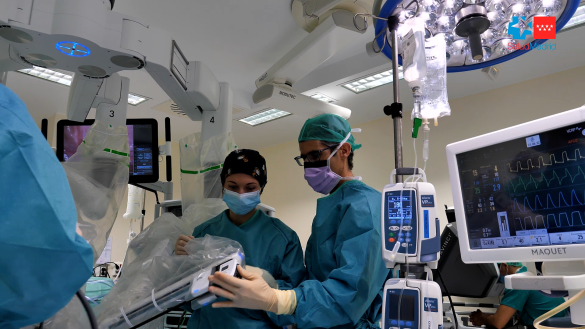 El Hospital público 12 de Octubre opera con cirugía robótica a un bebé de 10 meses