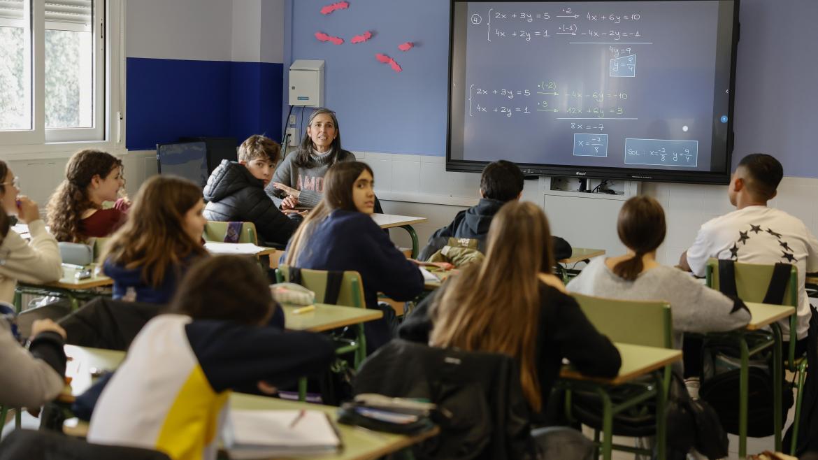 Profesora dando clase en un aula