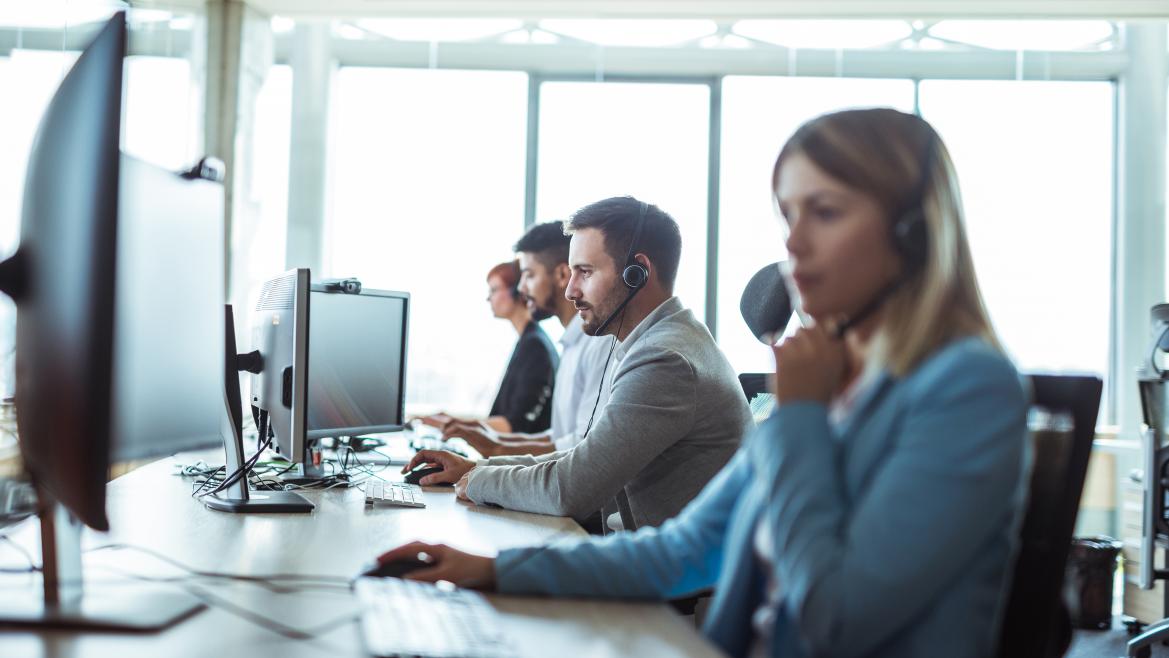 Trabajadores call center teléfono ordenador