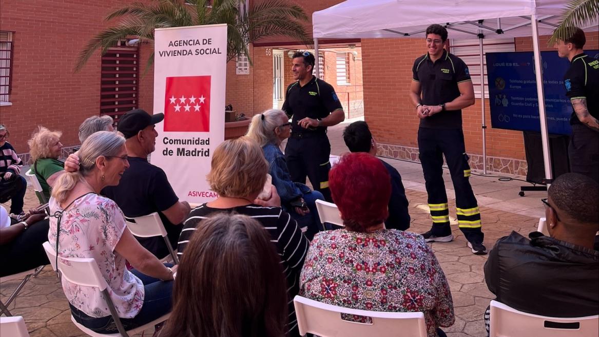 La Comunidad de Madrid forma en prevención de incendios a los vecinos de viviendas sociales con el apoyo del Cuerpo de Bomberos Imagen de un jornadas de la Agencia de Vivienda Social
