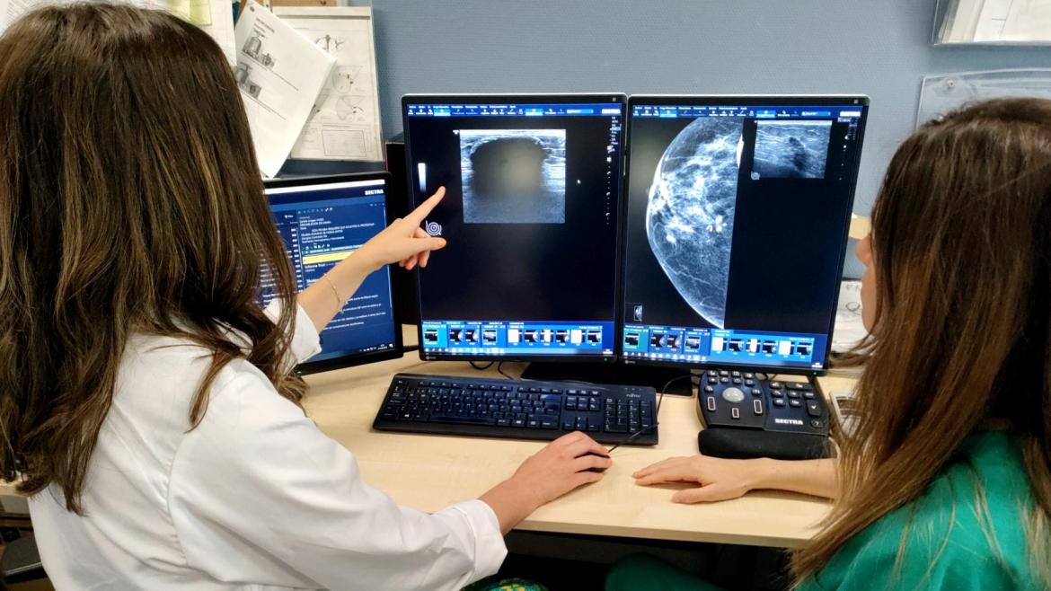 Médicos observan la imagen radiológica