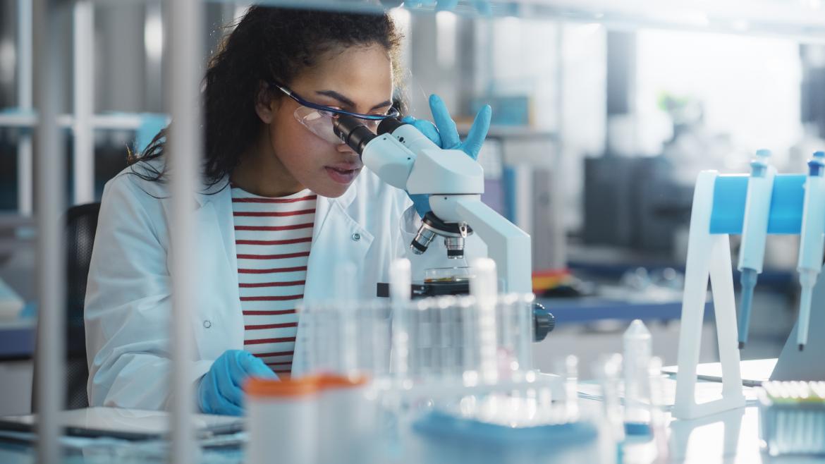 Una investigadora viendo a través del telescopio
