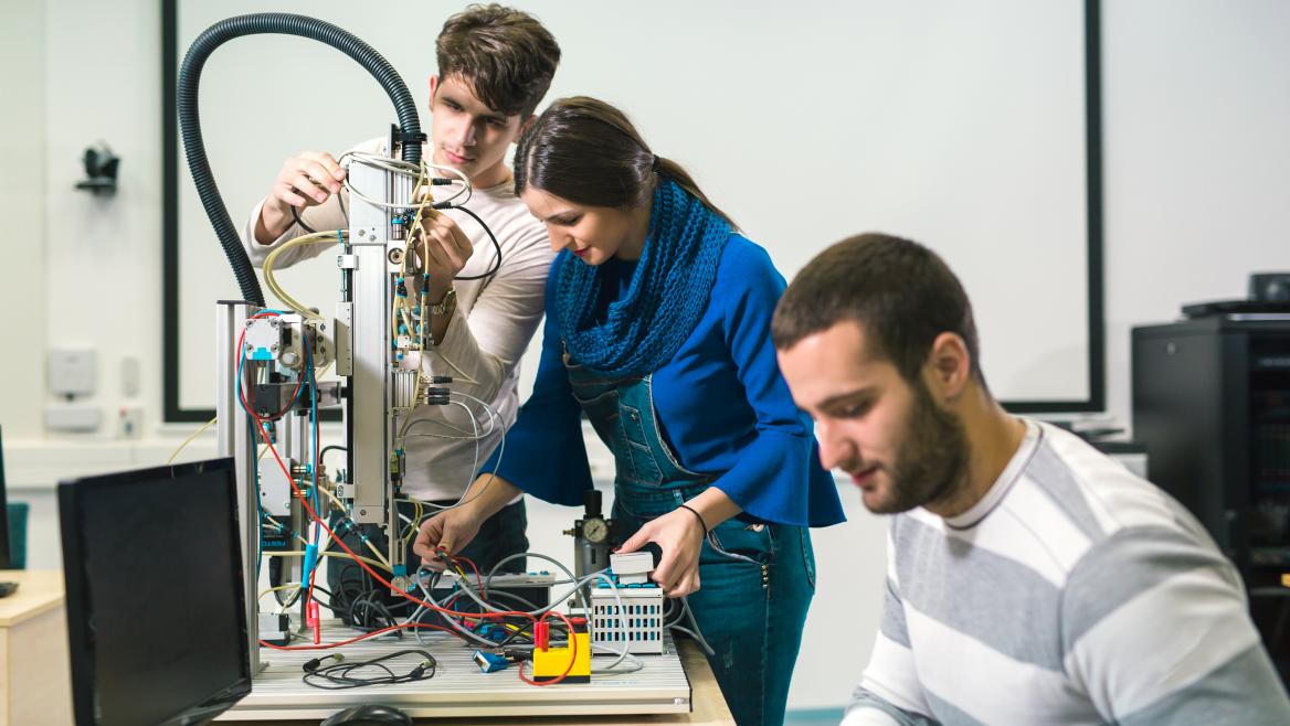 Estudiantes Formación Profesional FP Robótica Tecnología