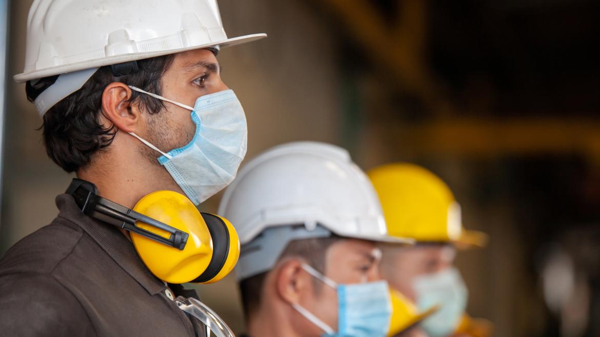 Trabajadores con protecciones