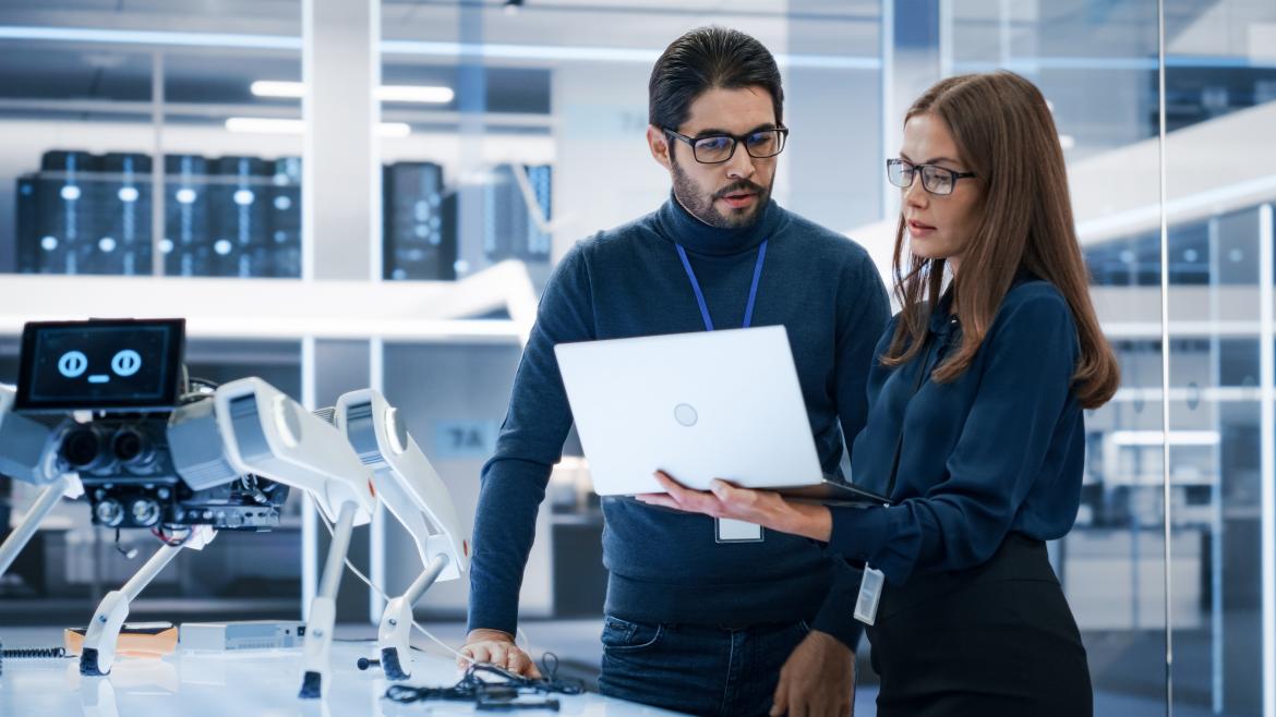 Alta tecnología robótica hombre mujer profesionales ingeniero ingeniera ordenador