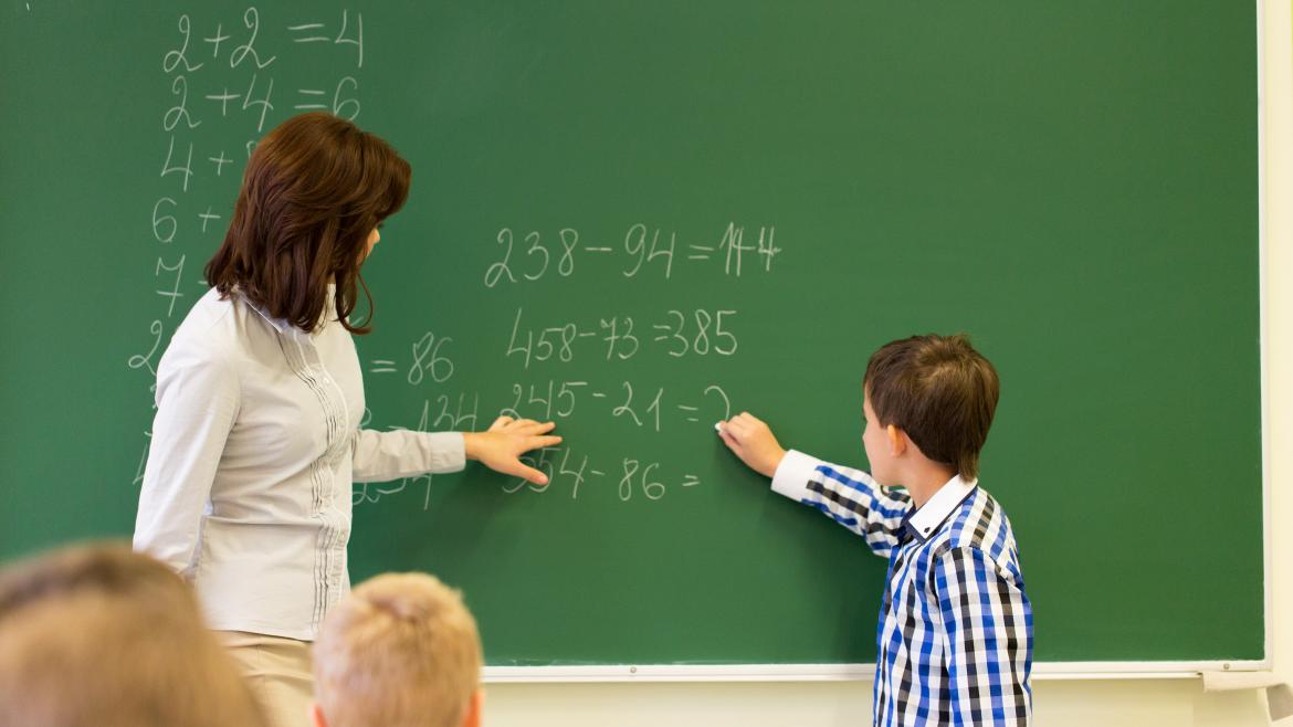 Profesora en clase con alumnos