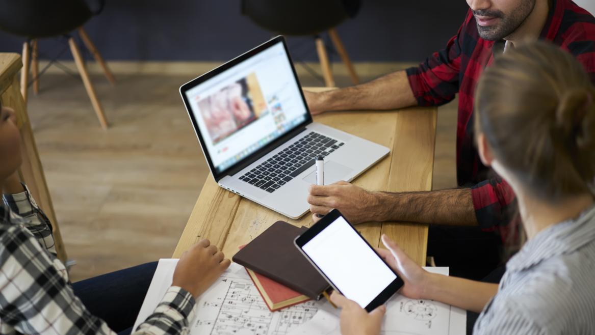 empleados trabajando con un ordenador