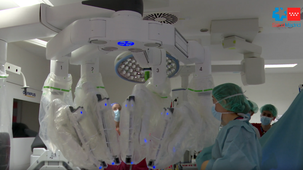 Imagen del artículo La sanidad pública madrileña, pionera en España en la extracción parcial de hígado de donante vivo mediante cirugía robótica