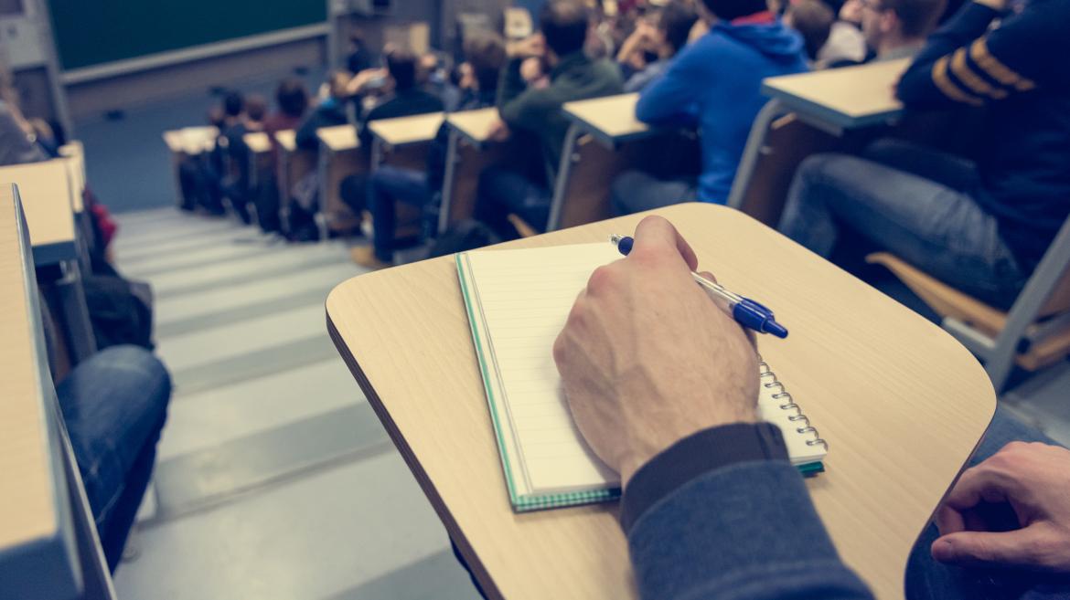 joven en examen en aula magna