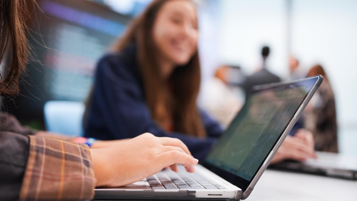 La Comunidad de Madrid aprueba 6 millones para cursos gratuitos de IA y seguridad informática a desempleados